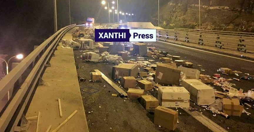 Νταλίκα ανετράπη στην Εγνατία - Σκόρπισαν στο δρόμο ηλεκτρικές συσκευές και φρούτα (Photos + Video) - Media