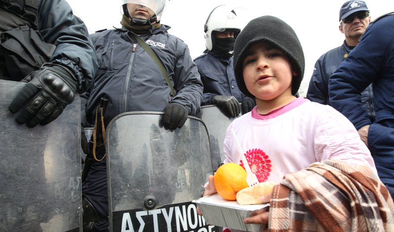Εκτονώθηκε η ένταση στην Ειδομένη-Άνοιξε η γέφυρα Αξιού - Media