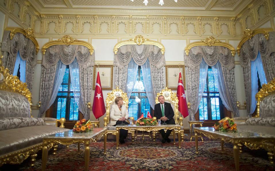 Η Σύνοδος ΕΕ-Τουρκίας σε ένα σκίτσο των Times - Το μακρύ χέρι του σουλτάνου - Media