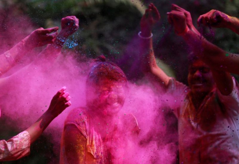 Εντυπωσιακές φωτογραφίες από το φεστιβάλ χρωμάτων στην Ινδία - Οι θρύλοι πίσω απ’ τη γιορτή - Media