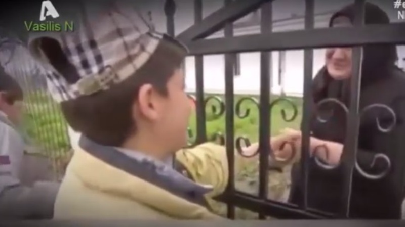 Ειδομένη: Η συγκινητική στιγμή που γιαγιά προσφέρει ψωμί και τυρί σε παιδιά προσφύγων (Video) - Media