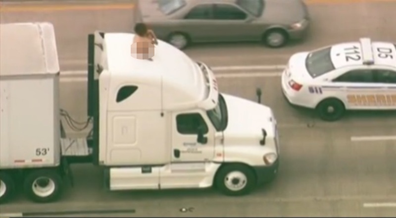 Μποτιλιάρισμα στο Τέξας: Γυναίκα κάθεται γυμνή πάνω σε φορτηγό (Video) - Media