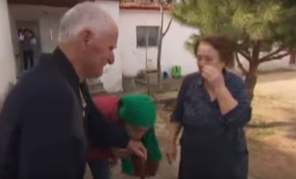 Η στιγμή που πρόσφυγες και το ηλικιωμένο ζευγάρι που τους φιλοξένησε ξεσπούν σε κλάματα μπροστά στην κάμερα (Video) - Media