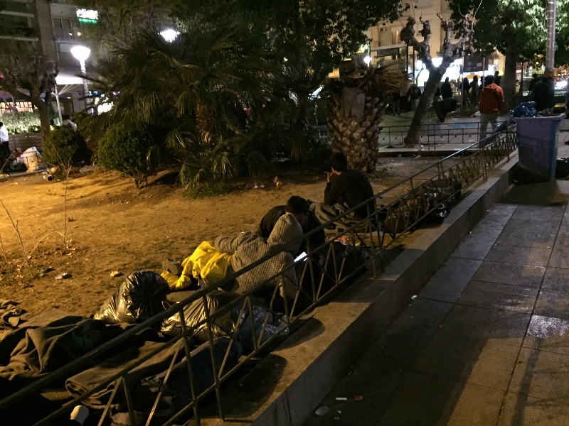 Άνθρωποι και σκουπίδια ένα πλέον στην πλατεία Βικτωρίας (Photos) - Media