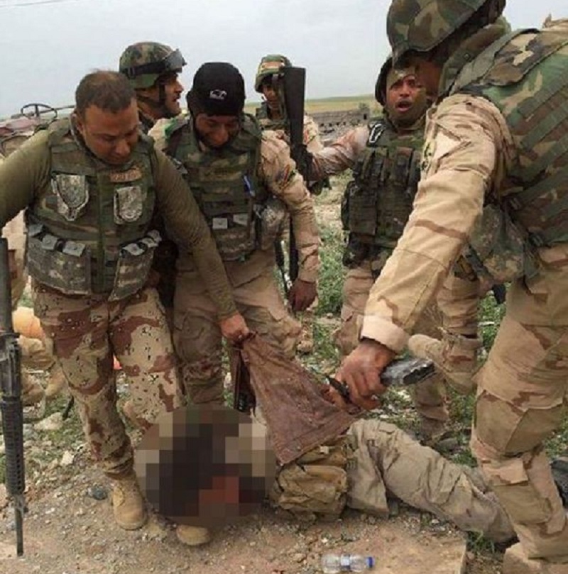 Ιρακινοί κομάντος αιχμαλώτισαν βομβιστή αυτοκτονίας του ISIS- Τον εκτέλεσαν και τραβούσαν selfies (Σκληρές εικόνες) - Media