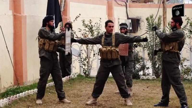 AP: Το ΙΚ εκπαίδευσε 400 τρομοκράτες για να επιτεθούν στην Ευρώπη - Media