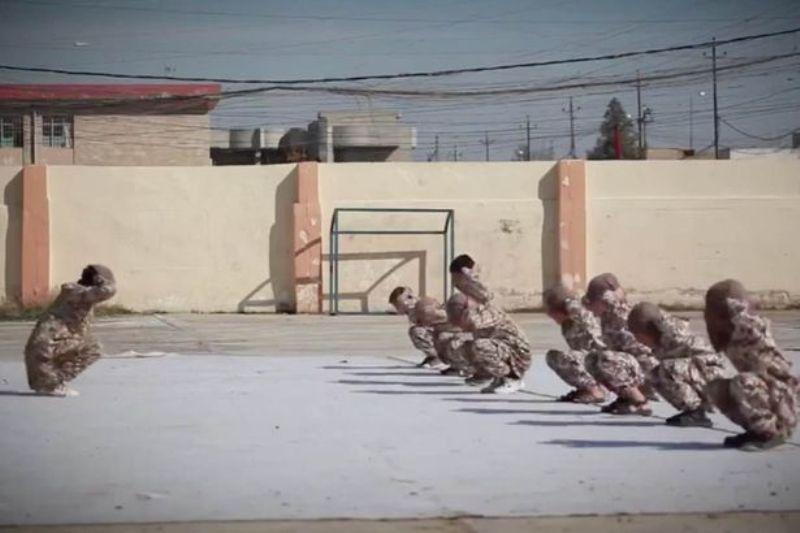 Νέο βίντεο πρόκληση από το ISIS: Εκπαιδεύει με σκληρό τρόπο τους μελλοντικούς μαχητές του (Photos-Video) - Media