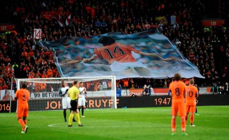Στερνό αντίο στο 14ο λεπτό για τον Γιόχαν Κρόιφ – Ένα γήπεδο σηκώθηκε και χειροκροτούσε (Video) - Media