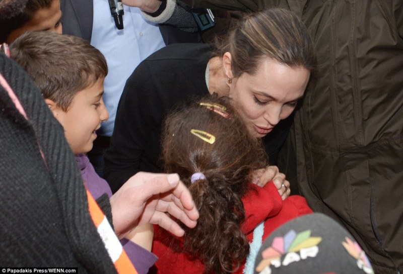 «Ηρωίδα Ανθρωπιάς» αποκαλεί η Daily Mail την Τζολί για την επίσκεψη της στους πρόσφυγες (Photos) - Media