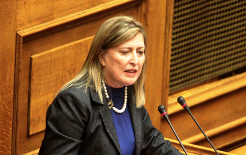Βουλευτής του ΣΥΡΙΖΑ πήρε οικογένεια προσφύγων στο σπίτι της - Media