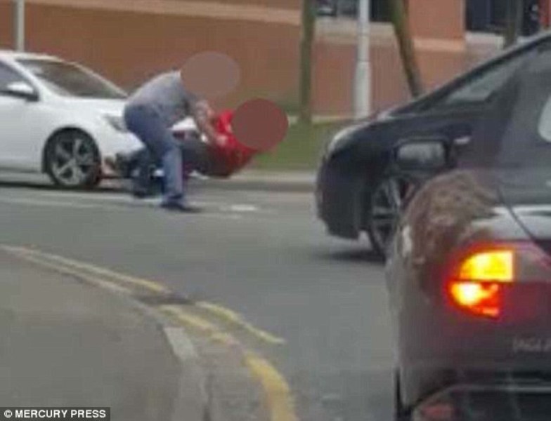 Τρεις οδηγοί ήρθαν στα χέρια στη μέση του δρόμου και προκάλεσαν κυκλοφοριακό χάος (Video) - Media