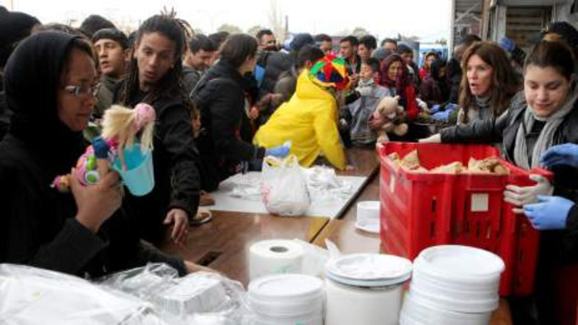 Χαρταετοί και Κούλουμα με τους πρόσφυγες στο Ελληνικό (Photos) - Media