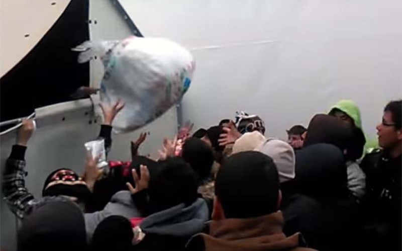 Απαράδεκτες εικόνες στη Λάρισα-Πετούν από μακριά τα τρόφιμα στους πρόσφυγες (Video) - Media