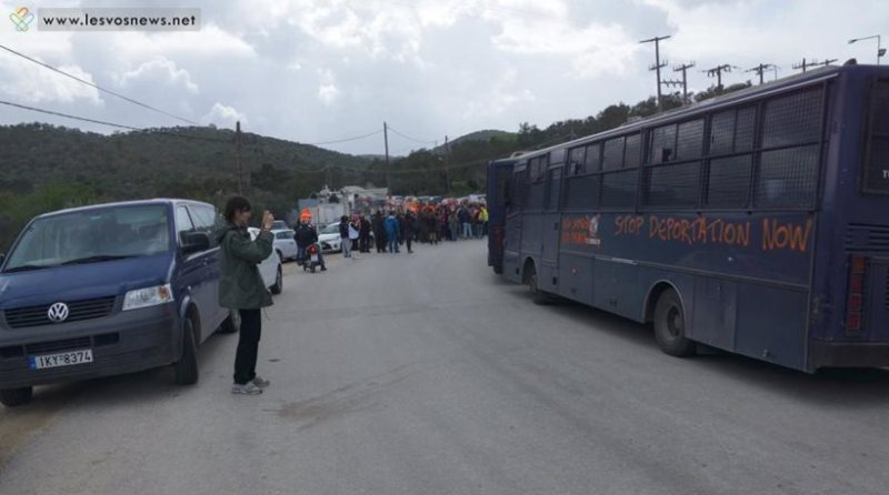 Λέσβος: 33χρονος έβαψε αστυνομικό και κλούβα των ΜΑΤ (Video) - Media