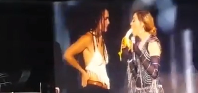 Οι «αταξίες» της Μαντόνα με θαυμάστρια της πάνω στη σκηνή (Video) - Media