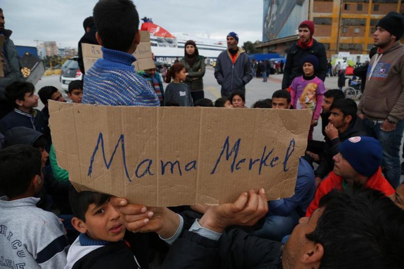 Προσφυγόπουλα στον Πειραιά ζητούν βοήθεια από τη «μαμά Μέρκελ» - Media