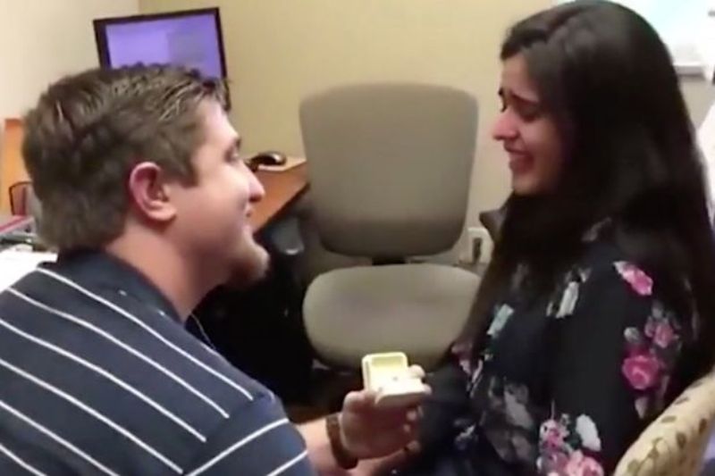 Η συγκινητική στιγμή που κωφή ακούει για πρώτη φορά και της κάνουν πρόταση γάμου! (Video) - Media