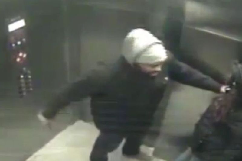 Άνδρας μαχαιρώνει βίαια γυναίκα στο στήθος και στο πρόσωπο αφού κράτησε την πόρτα του ασανσέρ ανοιχτή για να περάσει (Video) - Media