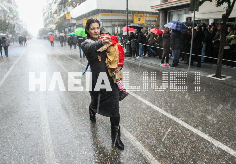 Οργισμένη μητέρα πήρε το παιδί της και παρέλασε στη ... βροχή! (Photo + Video) - Media