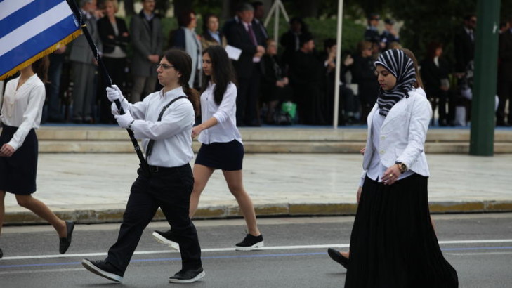 Γερμανία: Συζητείται η ιδέα της απαγόρευσης της ισλαμικής μαντίλας για τις μαθήτριες, κατ