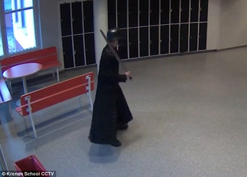 Video Ντοκουμέντο: Ο ακροδεξιός μακελάρης που ντύθηκε Νταρθ Βέιντερ με κράνος των Ναζί και εισέβαλε σε σχολείο με ένα σπαθί  - Media