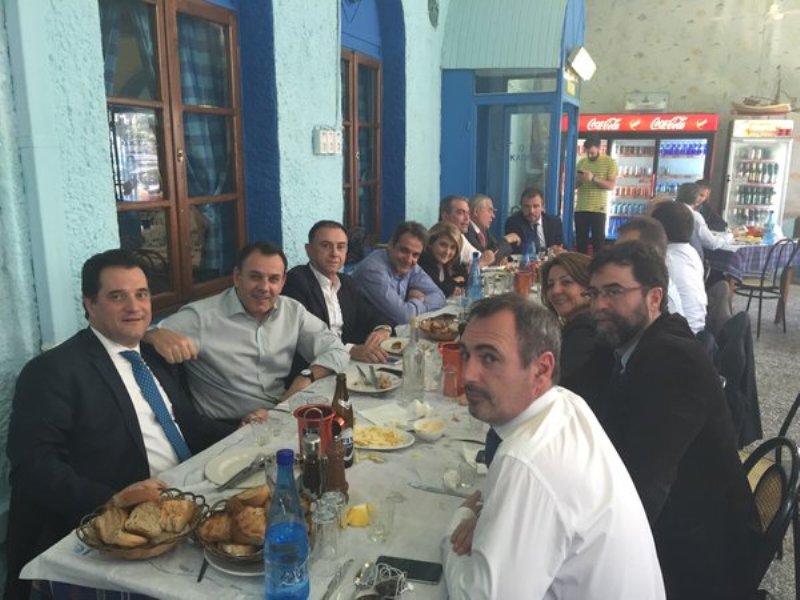 Σε ταβέρνα ο Κυριάκος Μητσοτάκης και οι βουλευτές του - Media