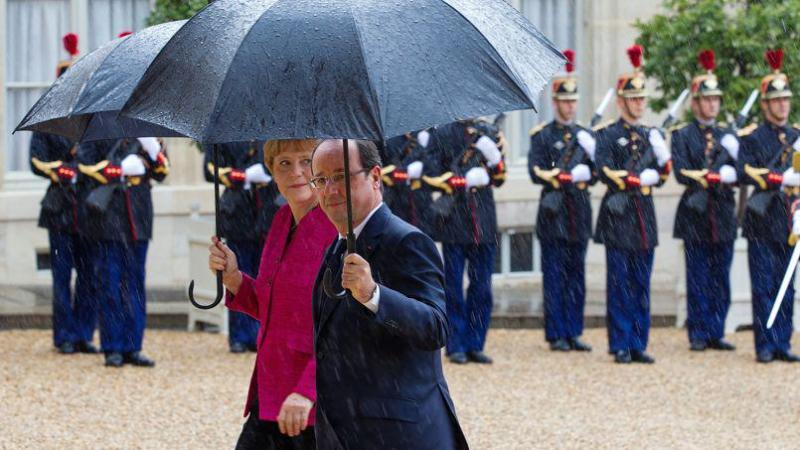 Δείτε τη θωρακισμένη ομπρέλα που προστατεύει τον Ολάντ από πέτρες, οξύ και σφαίρες (Photos) - Media