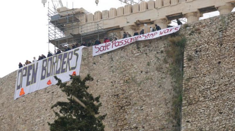 Ανάρτησαν πανό στην Ακρόπολη κατά των κλειστών συνόρων - Media