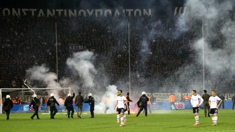 Διακοπή στο ντέρμπι της Τούμπας-«Ντου» οπαδών στον αγωνιστικό χώρο (Video) - Media
