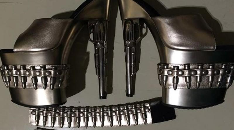 Έμεινε χωρίς παπούτσια γιατί…έμοιαζαν με πολεμοφόδια (Photos) - Media