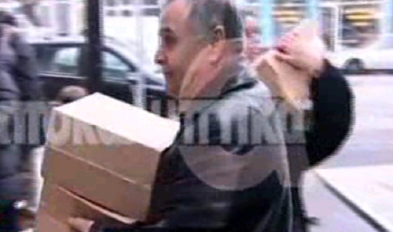 O παππούς του μικρού Φοίβου μαζί με τον εγγονό του μοιράζουν τρόφιμα στους πρόσφυγες στην Ειδομένη  - Media