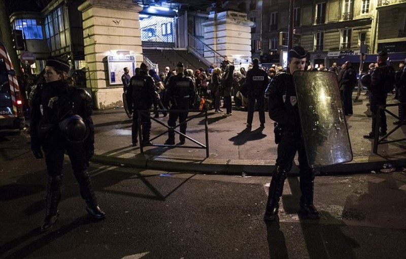 Σοκ από την τρομοκρατική επίθεση στο Παρίσι: Ένοπλος 18χρονος έκοψε το λαιμό άντρα φωνάζοντας «Αλλάχου Ακμπάρ» (Photos/Video) - Media