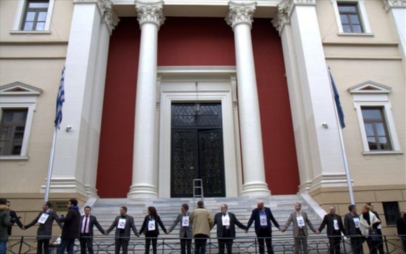 «Aνθρώπινη αλυσίδα» σχημάτισαν γύρω από το δικαστικό μέγαρο της Πάτρας. - Media