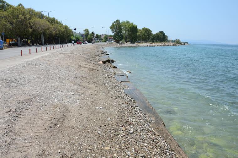 Κολυμπούσε γυμνός στη θάλασσα, τον έπιασαν οι αστυνομικοί και του πάτησαν το κεφάλι στην άμμο (Video) - Media
