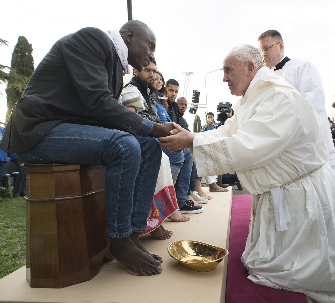 Ο Πάπας γονατίζει,πλένει και φιλά τα πόδια προσφύγων (Photos) - Media