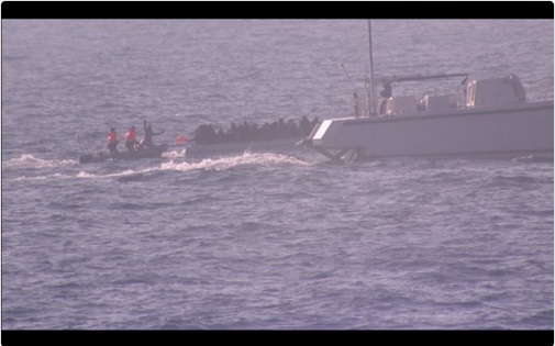 Συγκλονιστικό ρεπορτάζ του Channel 4 στο Αιγαίο - Μέλη της τουρκικής ακτοφυλακής επιτίθενται σε βάρκα προσφύγων (Video) - Media
