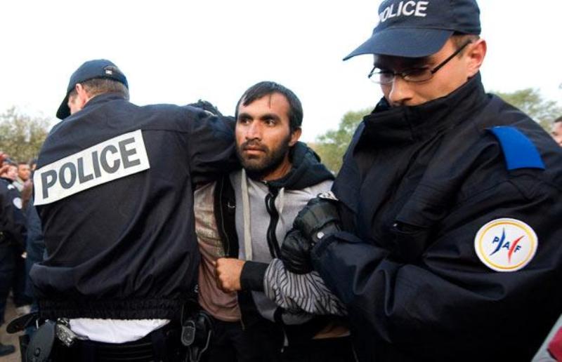 «Μαϊμού» αστυνομικοί λήστευαν πρόσφυγες στο Καλαί - Media