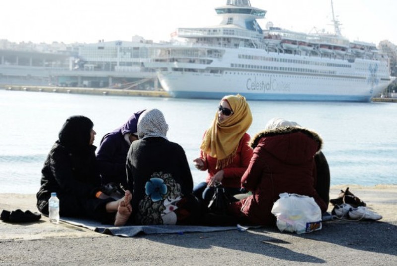 Στους 5.745 οι πρόσφυγες στον Πειραιά- Από σήμερα ενημερώνονται με φυλλάδια - Media