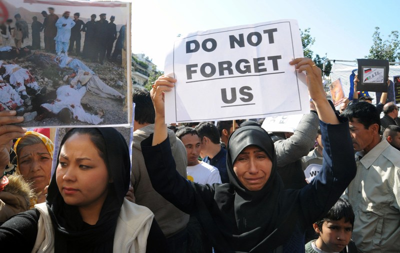 Οι πρόσφυγες στους δρόμους της Αθήνας - «Σας παρακαλούμε ανοίξτε τα σύνορα» - Media