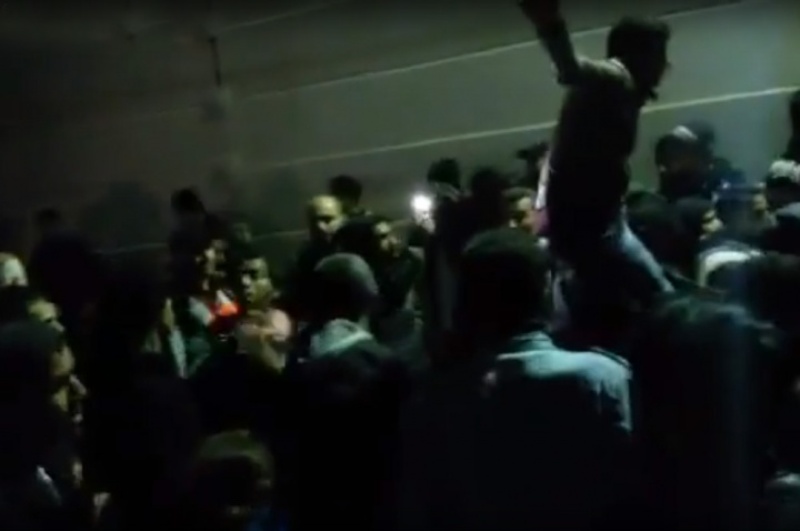 Διαμαρτυρία για τις συνθήκες κράτησης από τους πρόσφυγες στο hotspot της Χίου  (Video) - Media