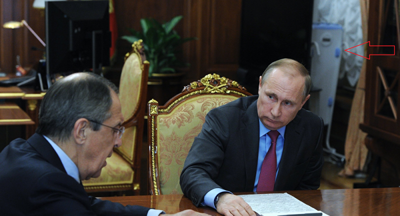 Το... μυστηριώδες αντικείμενο στο γραφείο του Πούτιν - Media