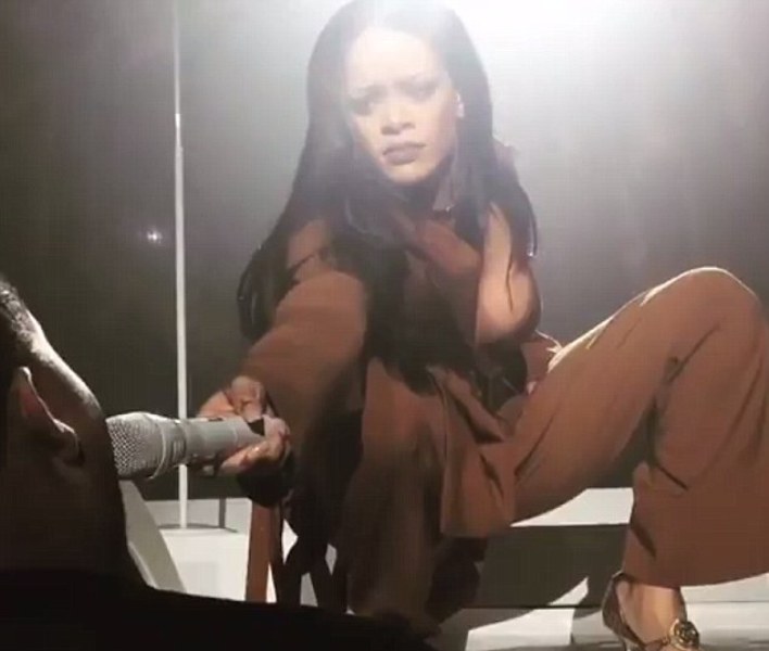 «Άφωνη» η Ριάνα με θαυμαστή της  (Video) - Media