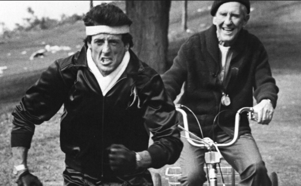 Ποιος βουλευτής πριν μπει στη Βουλή, φόρεσε… κράνος και άκουσε το «Eye of the tiger»; (Photo) - Media