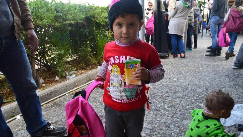 Μια ΠΑΡΕΑ εθελοντών μοιράζει σακίδια με εκπλήξεις στα προσφυγόπουλα - Media