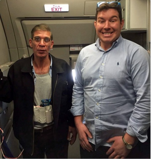Η ιστορία της πιο παράξενης «selfie» - Ο Βρετανός εξηγεί γιατί έβγαλε φωτογραφία με τον αεροπειρατή - Media