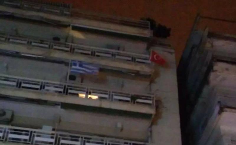 Θεσσαλονικιός κρέμασε τουρκική σημαία στο μπαλκόνι του (Photo) - Media