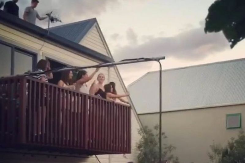 Το άδοξο τέλος ενός πάρτι: Μπαλκόνι καταρρέει και παρασύρει το κοινό (Photo/Video) - Media