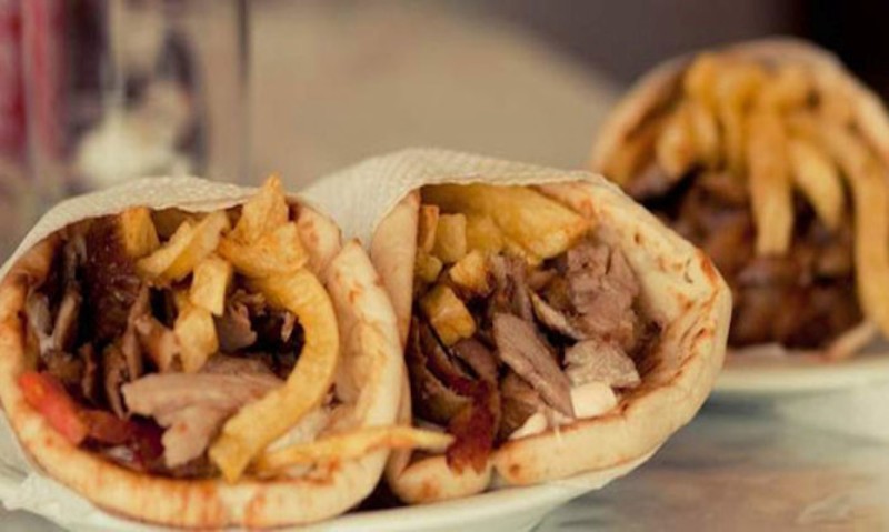 Σουβλάκι ή χωριάτικη σαλάτα; Πόσες θερμίδες έχει το καθένα - Media
