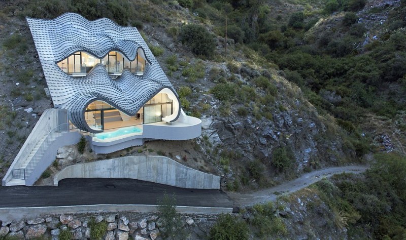 Το σπίτι που «κρέμεται» από βράχο (Photos-Video) - Media