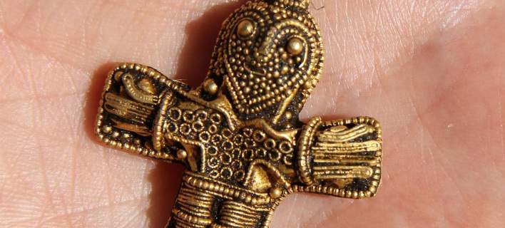 «Κυνηγός μετάλλων» ανακάλυψε σταυρό 1.100 ετών - Αλλάζουν τα ιστορικά δεδομένα της Δανίας (Photos) - Media